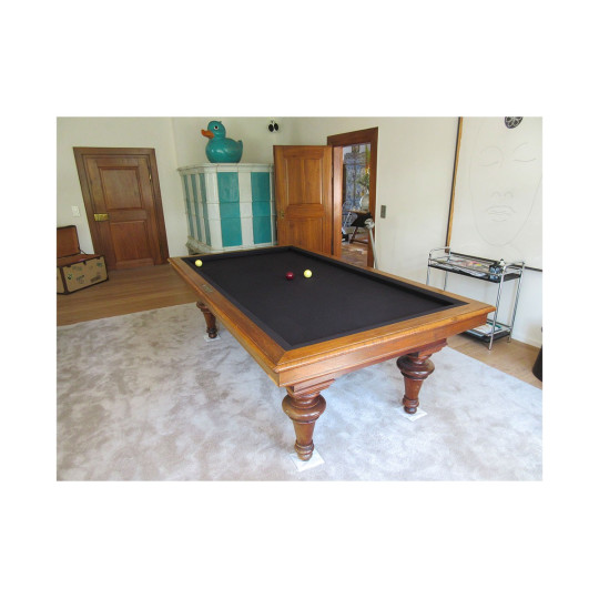 Table de billard avec tapis en couleur noir.